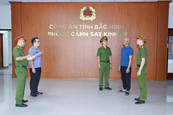 Cơ quan Cảnh sát điều tra tống đạt quyết định đối với Nguyễn Danh Việt.