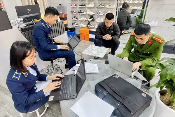 Lực lượng chức năng kiểm tra cơ sở kinh doanh (Ảnh minh họa).