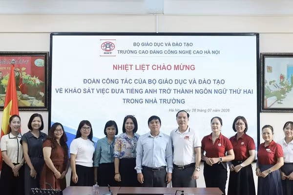 Đoàn công tác và đại diện Ban giám hiệu HHT.