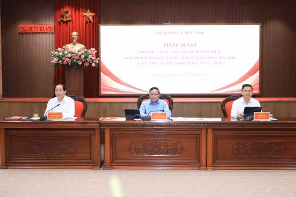 Lãnh đạo TP Hà Nội chủ trì họp báo.