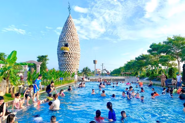 Học sinh trải nghiệm "cùng học, cùng chơi" học bơi tại Đông Đô Village. 