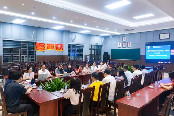 Ban Giám hiệu họp trực tuyến với phụ huynh học sinh.