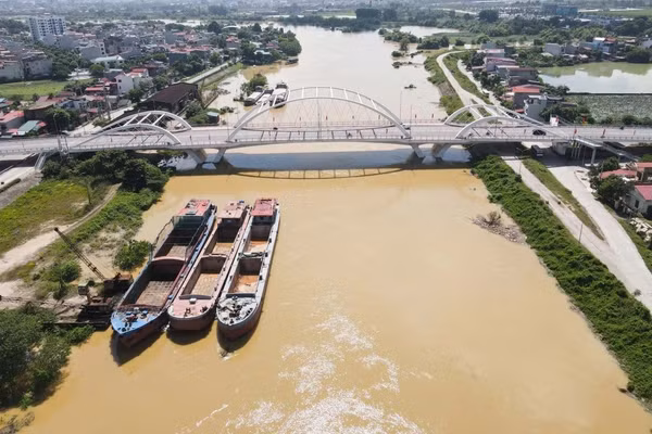 Mực nước ở khu vực cầu Mỹ Độ dâng cao do ảnh hưởng bão số 10 trước đó (Ảnh tư liệu).