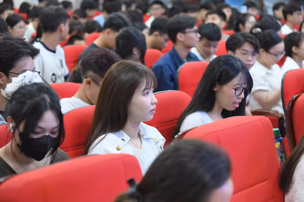 Sinh viên tích cực tham gia các hoạt động nâng cao hiểu biết pháp luật, kỹ năng nhận diện các loại ma túy.