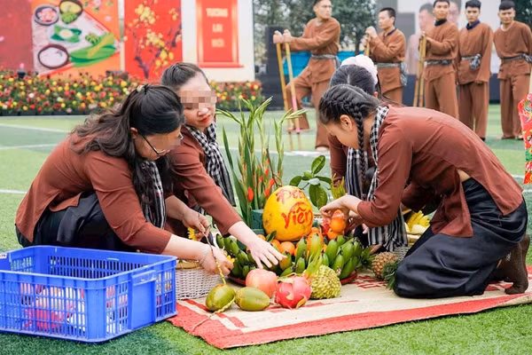 Mâm ngũ quả được các học viên chuẩn bị chu đáo, đẹp mắt.