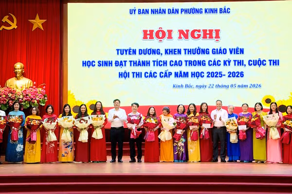 Ông Tạ Đăng Đoan, Bí thư Đảng ủy phường Kinh Bắc cùng đại biểu trao khen thưởng cho giáo viên.