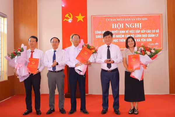 Lãnh đạo xã Yên Sơn trao quyết định, chúc mừng các tân Hiệu trưởng.