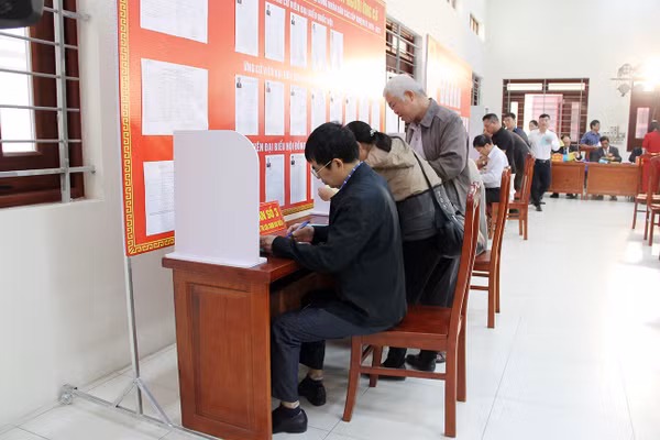 Cử tri phường Bắc Giang gửi gắm niềm tin qua mỗi lá phiếu.