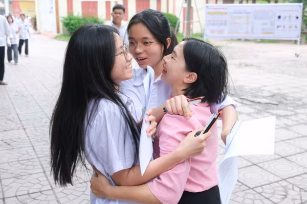 Phụ huynh chia vui với con gái và "sĩ tử" sau khi hoàn thành chặng đường 12 năm đèn sách.
