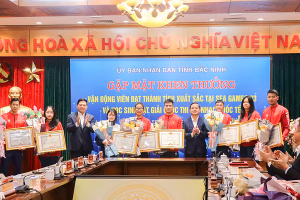 Lãnh đạo tỉnh Bắc Ninh khen thưởng học sinh, vận động viên 