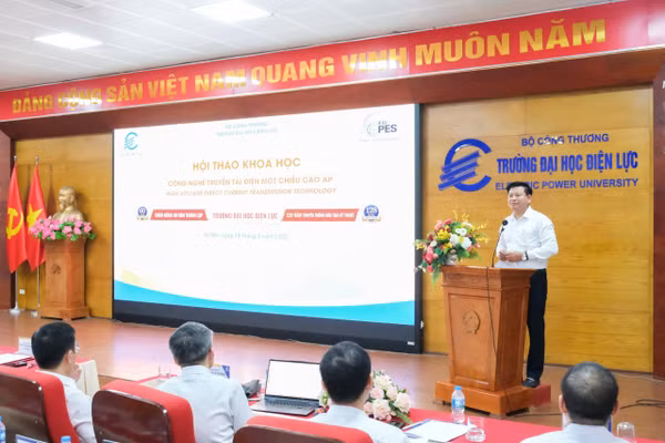PGS.TS Đinh Văn Châu - Hiệu trưởng Trường Đại học Điện lực phát biểu.
