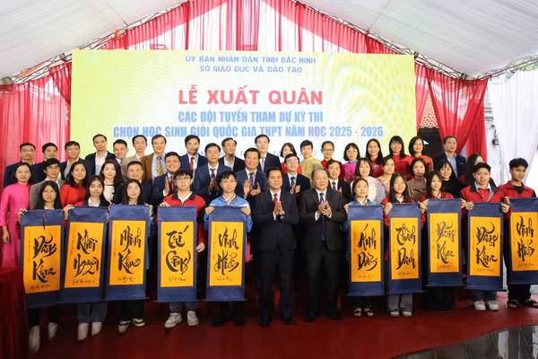 Phó Chủ tịch UBND tỉnh Bắc Ninh Lê Xuân Lợi cùng đại biểu chụp ảnh lưu niệm với đại diện giáo viên và học sinh.