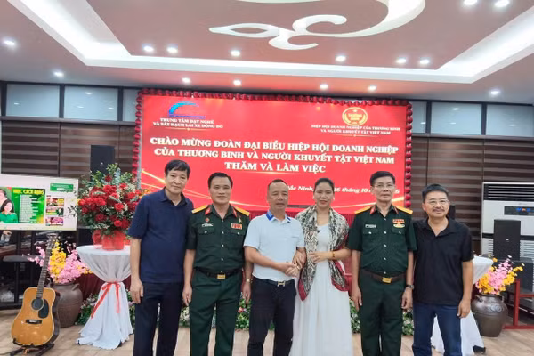 Đoàn đại biểu hiệp hội giao lưu với Trung tâm đào tạo lái xe.