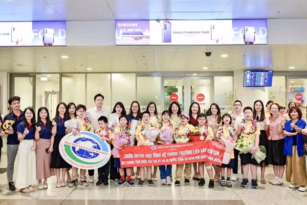 Lãnh đạo Hệ thống Trường liên cấp Newton đón đoàn học sinh mang chiến thắng trở về từ sân chơi trí tuệ IMSO 2026. Ảnh: NTCC