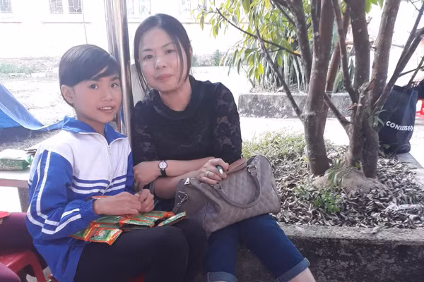 Nhà báo Lê Võ Nguyệt Thương lưu lại hình ảnh với em học sinh trong lần công tác tại tỉnh Lạng Sơn.