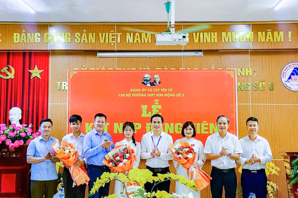 Đại diện Đảng ủy xã Tây Yên Tử và đại biểu chúc mừng các tân đảng viên.