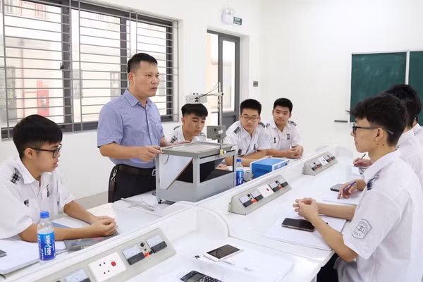Giờ thực hành môn Vật lý tại Trường THPT Chuyên Bắc Giang (Ảnh TT).