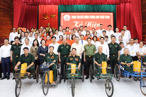 Tổng Bí thư, Chủ tịch nước Tô Lâm cùng đoàn chụp ảnh lưu niệm với các bác thương, bệnh binh và cán bộ, nhân viên Trung tâm.