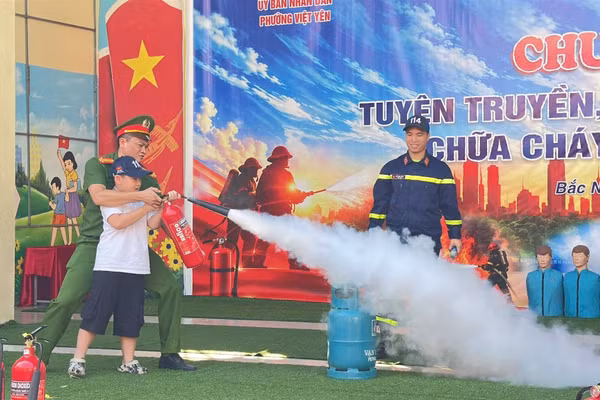 Học sinh được trải nghiệm kỹ năng xử lý tình huống có hỏa hoạn.