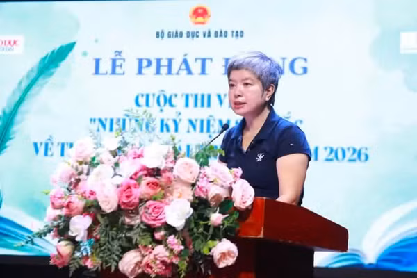 Nhà báo Dương Thanh Hương - Phó Tổng biên tập Báo Giáo dục và Thời đại công bố Thể lệ Cuộc thi.