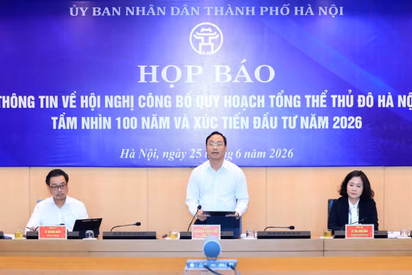 Ông Nguyễn Tiến Thiết, Chánh Văn phòng UBND TP Hà Nội chủ trì họp báo.