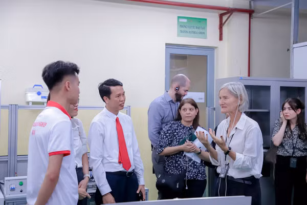 TS Vũ Quang Khuê - Hiệu trưởng BCI (thứ 2 từ trái sang phải) chia sẻ với đoàn tại phòng thực hành của sinh viên. 