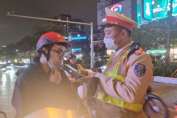 CSGT kiểm tra nồng độ cồn lái xe. Ảnh: TG