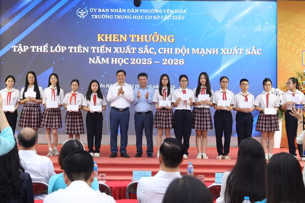TS Lưu Văn Thông cùng đại biểu trao khen thưởng cho các em học sinh.