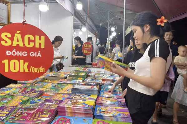 Gian trưng bày sách thu hút đông đảo học sinh, sinh viên tại ngày hội (Ảnh TL).