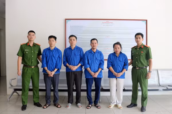 Các đối tượng tại cơ quan công an.