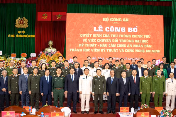 Các đại biểu dự buổi lễ. 
