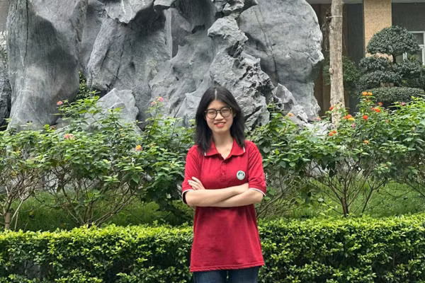 Hiền Nhi trong khuôn viên Trường Đại học Tài nguyên và Môi trường Hà Nội.