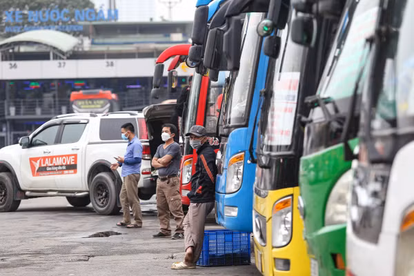 Lái xe đợi khách tại Bến xe Nước Ngầm (ảnh minh họa).
