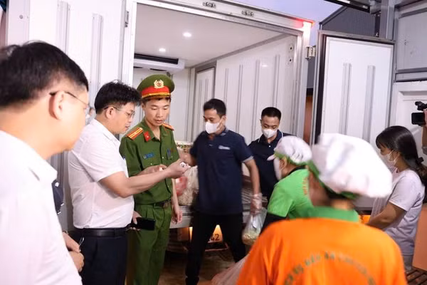 Lực lượng chức năng xã Tam Hưng kiểm tra nguồn gốc thực phẩm tại trường học.