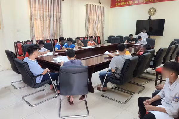 Công an phường Ninh Xá giáo dục nhóm thiếu niên điều khiển xe đạp vi phạm trật tự ATGT. (Ảnh Công an cung cấp)