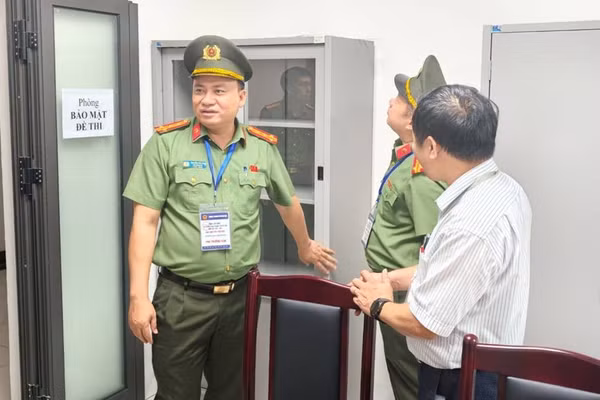 Đại tá Nguyễn Tiến Đạt kiểm tra công tác bảo đảm an ninh tại điểm thi Trường THPT Phúc Thịnh.