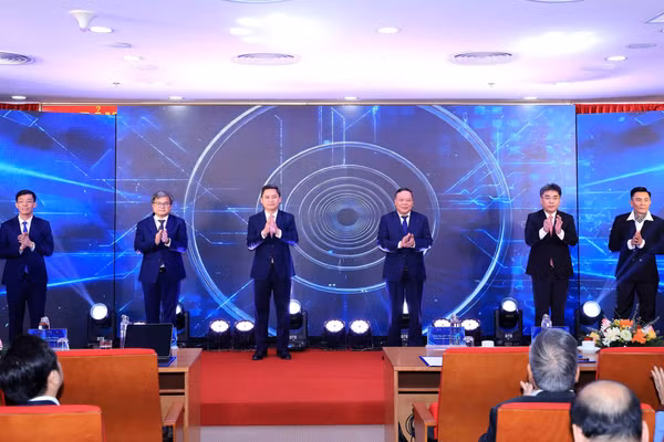 Các đại biểu thực hiện nghi thức khai trương chợ chuyển đổi số và sàn giao dịch công nghệ Hà Nội.