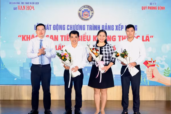 Đại diện Ban tổ chức chương trình tặng hoa cho các đơn vị tiêu biểu.