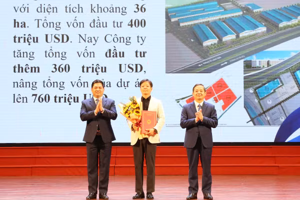 Lãnh đạo tỉnh Bắc Ninh trao Quyết định chủ trương đầu tư cho doanh nghiệp.