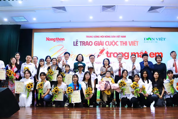 Ban tổ chức cuộc thi, đại biểu chúc mừng và chụp ảnh cùng các tác giả đạt giải.