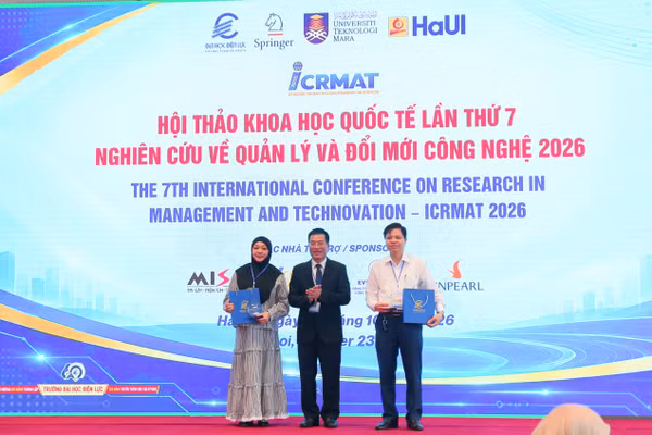 PGS.TS. Nguyễn Lê Cường trao quà tri ân và kỷ niệm chương tới Đại học Công nghiệp Hà Nội và Đại học Công nghệ MARA.