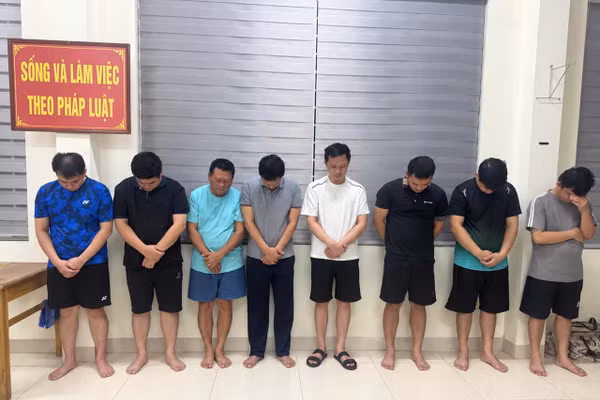 Nhóm người bị khởi tố, tạm giam (từ trái sang phải): Hoàng Văn Dũng, Hoàng Minh Tưởng, Đỗ Văn Hùng, Nguyễn Văn Tình, Trần Anh Hào, Hoàng Văn Nam, Hoàng Văn Đạt.