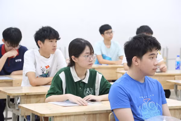 Thí sinh làm thủ tục dự thi sáng 29/5.