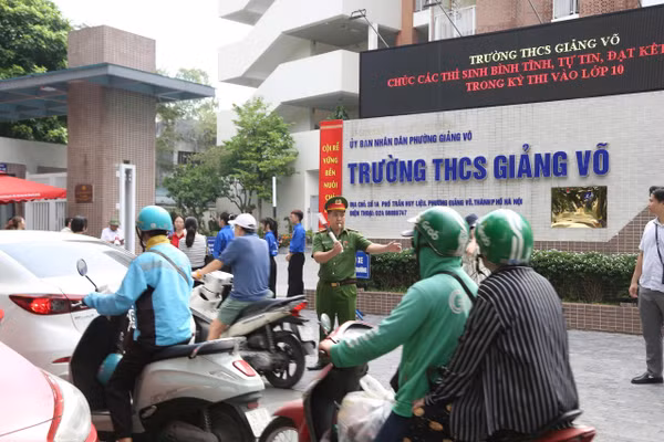 Lực lượng chức năng phân luồng, hỗ trợ thí sinh tại điểm thi.