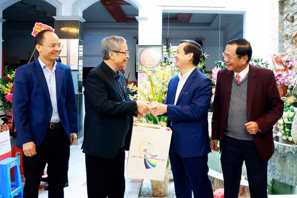 Chủ tịch UBND tỉnh Bắc Ninh Phạm Hoàng Sơn chúc mừng Nhà giáo Nhân dân Nguyễn Đức Hiền.