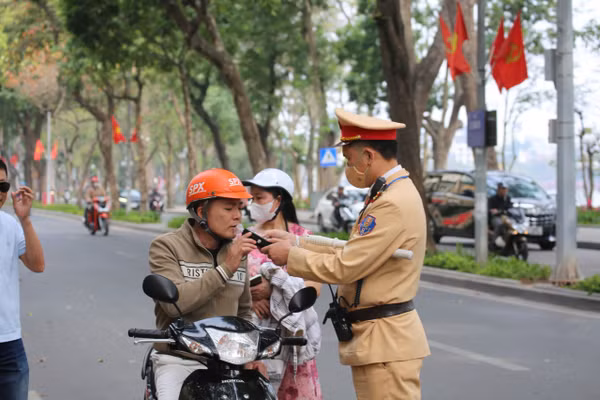 CSGT kiểm tra nồng độ cồn lái xe.