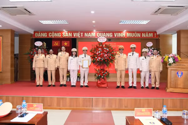 Lãnh đạo Cục CSGT và Phòng Quản lý khai thác xử lý, vận hành dữ liệu và chuyển đổi số.