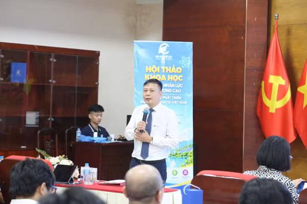 TS. Nguyễn Đăng Toản, Trưởng khoa Năng lượng và Phát triển bền vững chia sẻ tại hội thảo.