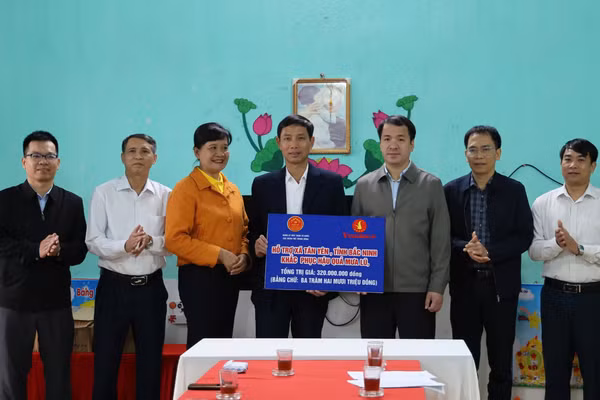 Ông Ngô Văn Cương cùng nhà tài trợ trao kinh phí hỗ trợ cho xã Tân Yên khắc phục hậu quả mưa lũ.