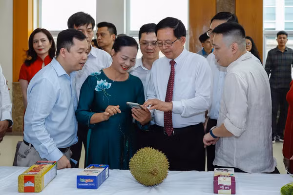 Phó Thủ tướng Hồ Quốc Dũng trải nghiệm Hệ thống truy xuất nguồn gốc nông, lâm, thủy sản bên lề sự kiện.